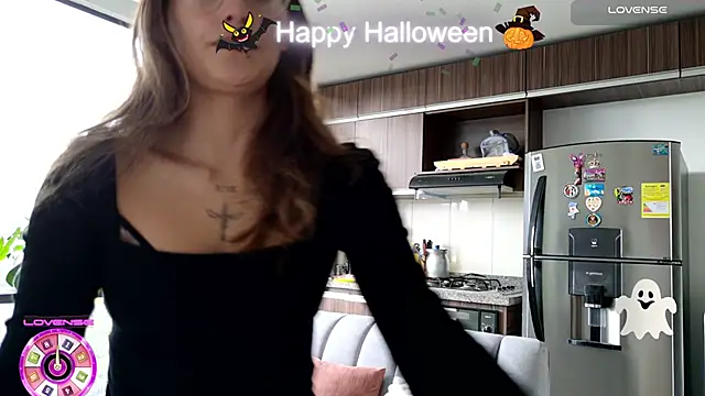 Snapshot of Emmy_petit chatting on 10-28-25, 03:14 Emmy petit online show from 10-28-25, 03:14