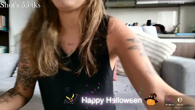 Snapshot of Emmy_petit chatting on 10-29-25, 03:36 Emmy petit online show from 10-29-25, 03:36