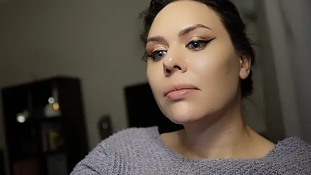 MollyCheiz online show from 12-18-24, 02:32