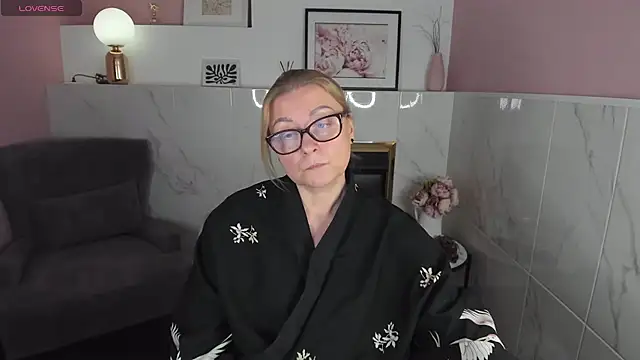 Snapshot of AlexandraKind chatting on 01-14-25, 07:32 AlexandraKind online show from 01-14-25, 07:32