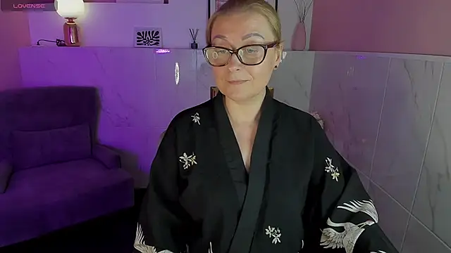 Snapshot of AlexandraKind chatting on 01-17-25, 11:18 AlexandraKind online show from 01-17-25, 11:18