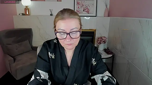 Snapshot of AlexandraKind chatting on 01-31-25, 12:17 AlexandraKind online show from 01-31-25, 12:17