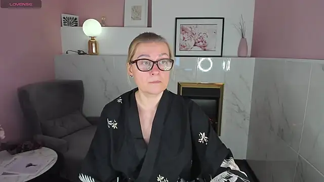 Snapshot of AlexandraKind chatting on 02-01-25, 01:41 AlexandraKind online show from 02-01-25, 01:41