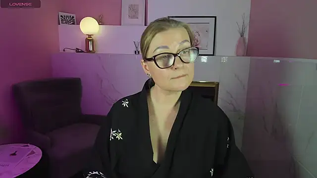 Snapshot of AlexandraKind chatting on 02-07-25, 12:09 AlexandraKind online show from 02-07-25, 12:09