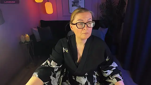 Snapshot of AlexandraKind chatting on 02-16-25, 03:04 AlexandraKind online show from 02-16-25, 03:04
