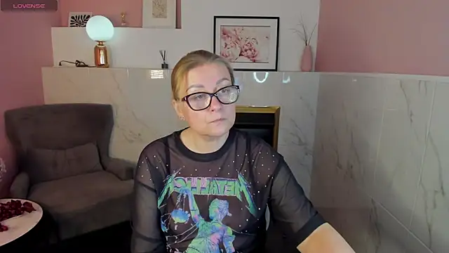 Snapshot of AlexandraKind chatting on 02-17-25, 08:41 AlexandraKind online show from 02-17-25, 08:41