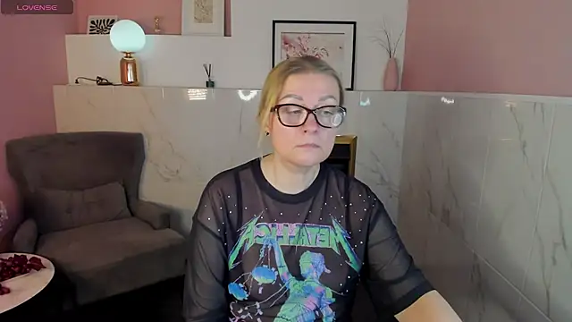 Snapshot of AlexandraKind chatting on 02-17-25, 11:44 AlexandraKind online show from 02-17-25, 11:44