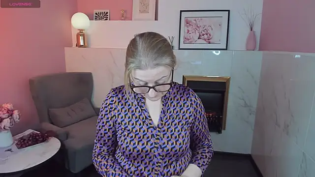 Snapshot of AlexandraKind chatting on 02-25-25, 09:20 AlexandraKind online show from 02-25-25, 09:20