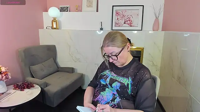 Snapshot of AlexandraKind chatting on 02-27-25, 06:50 AlexandraKind online show from 02-27-25, 06:50