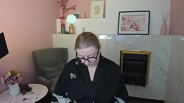 Snapshot of AlexandraKind chatting on 03-14-25, 06:21 AlexandraKind online show from 03-14-25, 06:21