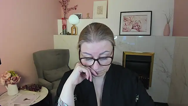 Snapshot of AlexandraKind chatting on 03-14-25, 12:29 AlexandraKind online show from 03-14-25, 12:29