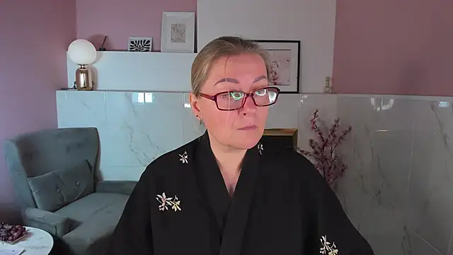 Snapshot of AlexandraKind chatting on 09-28-25, 01:38 AlexandraKind online show from 09-28-25, 01:38