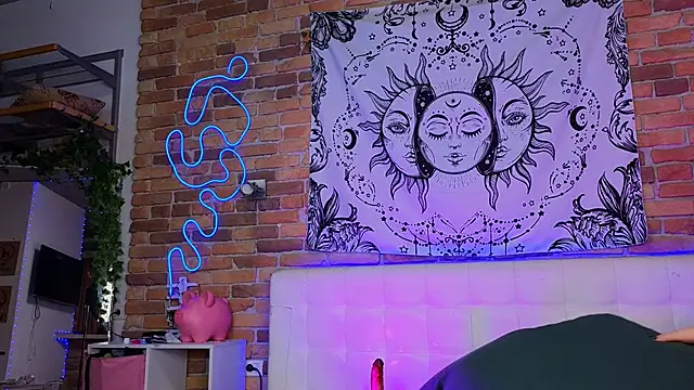 Snapshot of LinaQik chatting on 02-17-25, 08:04 LinaQik online show from 02-17-25, 08:04