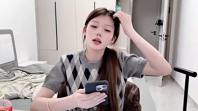 Snapshot of yangyang-1115 chatting on 09-17-25, 04:08 yangyang-1115 online show from 09-17-25, 04:08