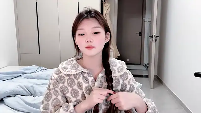 Snapshot of yangyang-1115 chatting on 10-27-25, 12:53 yangyang-1115 online show from 10-27-25, 12:53