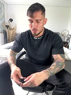 Snapshot of DimitriSullivan_ chatting on 01-12-26, 06:46 DimitriSullivan online show from 01-12-26, 06:46