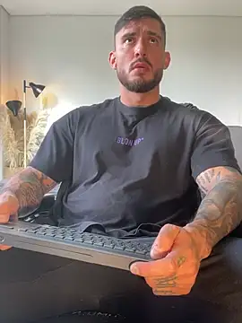 Snapshot of DimitriSullivan_ chatting on 02-27-26, 01:11 DimitriSullivan online show from 02-27-26, 01:11