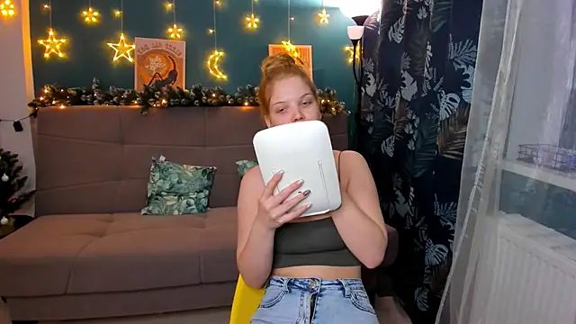 Snapshot of Xloe_Queen chatting on 12-22-24, 02:38 Xloe Queen online show from 12-22-24, 02:38