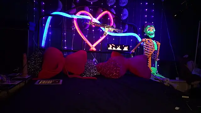 Snapshot of anonymouszN chatting on 11-18-25, 08:02 anonymouszN online show from 11-18-25, 08:02