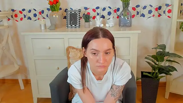 Snapshot of DarlineFrake chatting on 12-16-24, 02:38 DarlineFrake online show from 12-16-24, 02:38