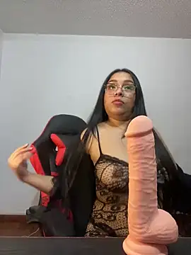 Snapshot of Alice_taylor1_ chatting on 02-05-25, 04:48 Alice taylor1 online show from 02-05-25, 04:48