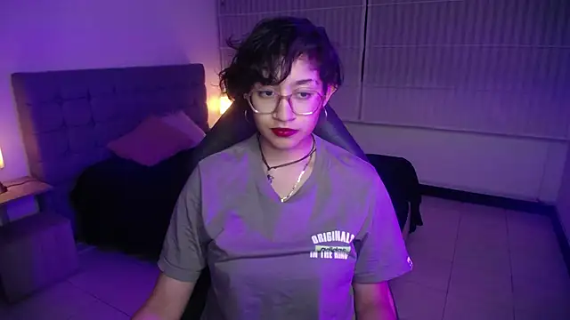 Lili Gomez  online show from 10-13-25, 01:11