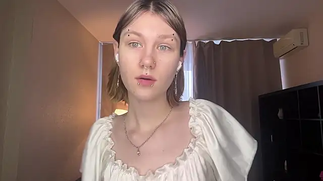 Snapshot of MoiraHavins chatting on 02-14-26, 06:32 MoiraHavins online show from 02-14-26, 06:32