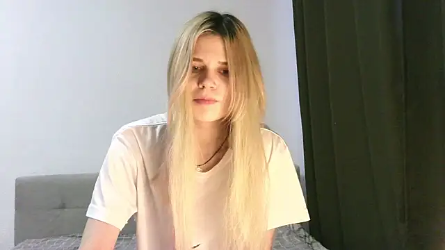 Snapshot of Steph_Cutey chatting on 12-17-24, 12:00 Steph Cutey online show from 12-17-24, 12:00