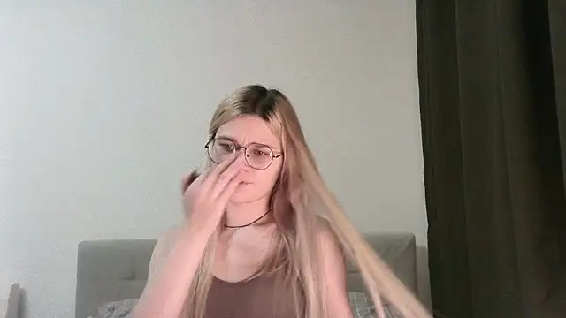 Snapshot of Steph_Cutey chatting on 12-23-24, 02:50 Steph Cutey online show from 12-23-24, 02:50