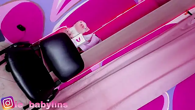 Snapshot of babylinsie chatting on 01-25-25, 04:34 babylinsie online show from 01-25-25, 04:34