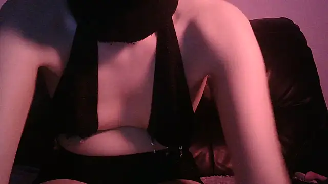 Snapshot of Aleniia10 chatting on 01-12-25, 07:42 Aleniia10 online show from 01-12-25, 07:42