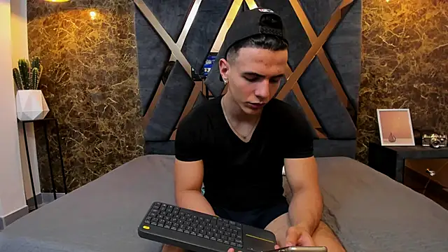 Flynn Riider online show from 01-24-25, 02:41