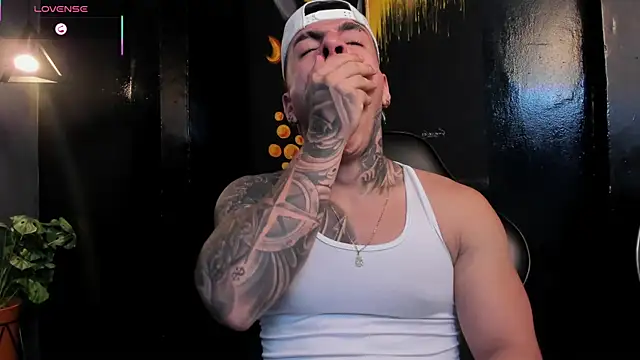 Snapshot of Flynn_Riider chatting on 12-22-25, 05:32 Flynn Riider online show from 12-22-25, 05:32