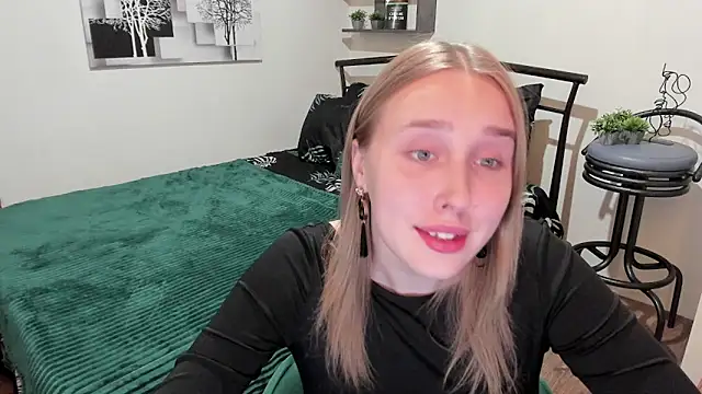 LinaTruly online show from 01-30-25, 08:21