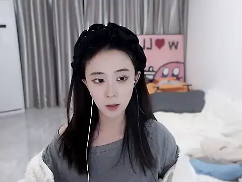 Snapshot of LOLO-yaya chatting on 12-13-24, 01:12 LOLO-yaya online show from 12-13-24, 01:12