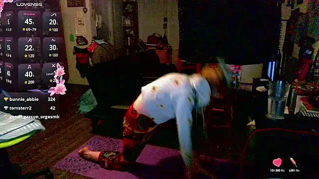 Snapshot of _hellostormy_ chatting on 02-15-25, 04:25 hellostormy online show from 02-15-25, 04:25