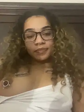 Snapshot of 1prettygem chatting on 12-22-24, 03:11 1prettygem online show from 12-22-24, 03:11