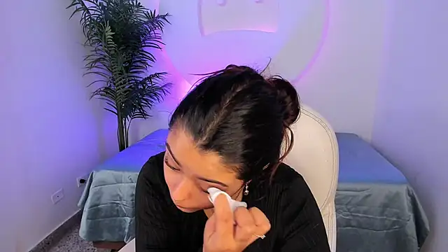 Ariana Pierce online show from 12-20-25, 12:34