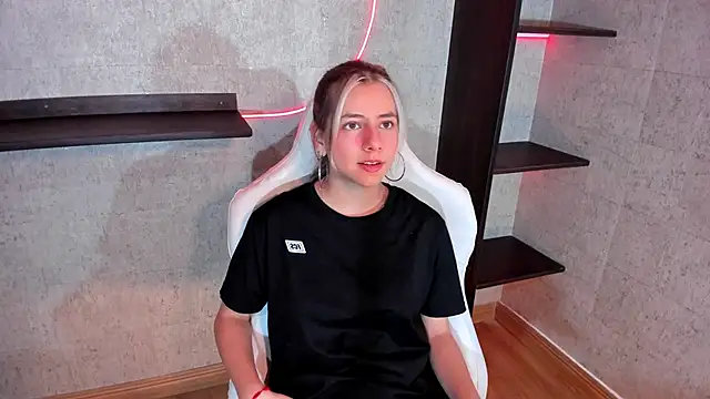 ArtemisaBlake online show from 01-04-25, 09:09