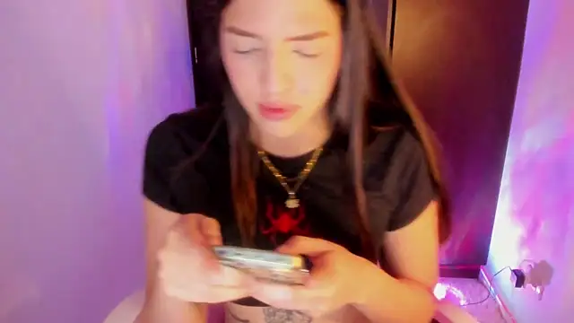 Snapshot of maria_mendez_ chatting on 10-21-25, 04:13 maria mendez  online show from 10-21-25, 04:13