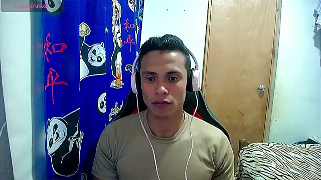 Snapshot of Willy_Mate chatting on 12-18-24, 04:42 Willy Mate online show from 12-18-24, 04:42