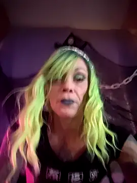 Snapshot of MommyMisfit chatting on 10-07-25, 01:03 MommyMisfit online show from 10-07-25, 01:03