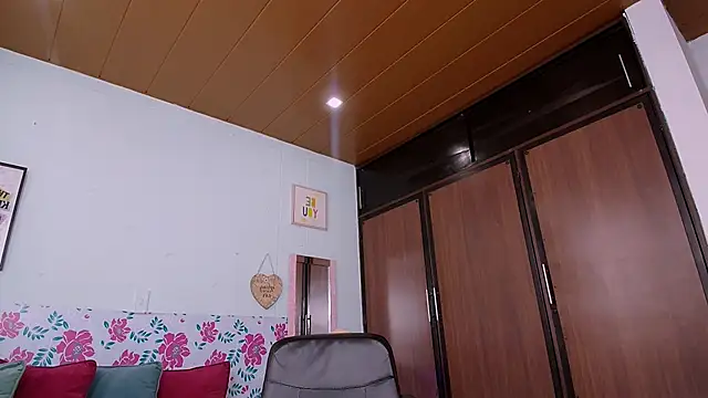 Snapshot of GabbyHills chatting on 12-23-24, 05:32 GabbyHills online show from 12-23-24, 05:32