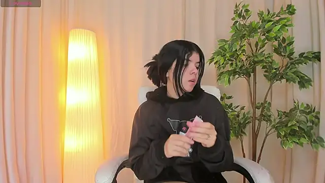 Maddy bennet online show from 03-06-25, 04:08