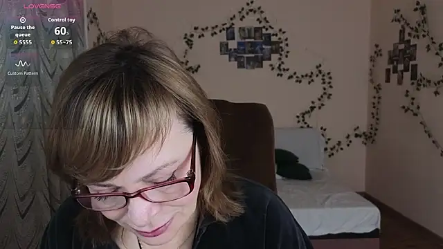 Snapshot of Miss_Moren chatting on 11-13-25, 04:33 Miss Moren online show from 11-13-25, 04:33