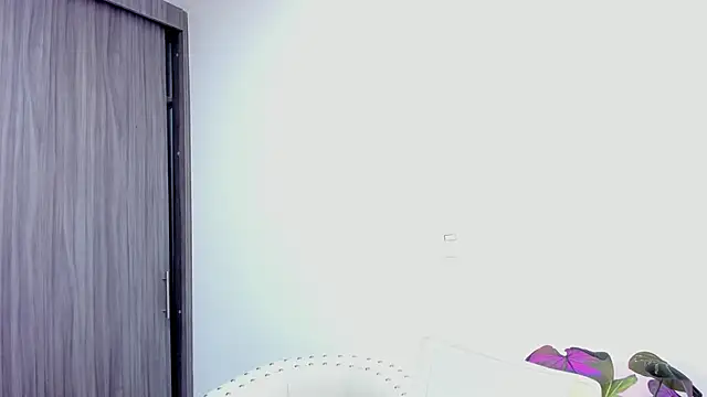 Snapshot of Sara_Leblanc chatting on 02-21-25, 01:22 Sara Leblanc online show from 02-21-25, 01:22