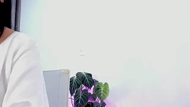 Snapshot of Sara_Leblanc chatting on 03-10-25, 12:37 Sara Leblanc online show from 03-10-25, 12:37