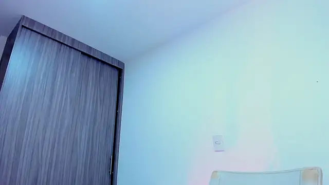 Snapshot of Sara_Leblanc chatting on 10-23-25, 04:06 Sara Leblanc online show from 10-23-25, 04:06