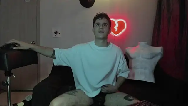 Snapshot of Antonello_Vannucci chatting on 12-27-24, 02:58 Antonello Vannucci online show from 12-27-24, 02:58