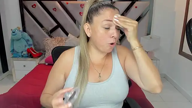 Snapshot of natalia5560 chatting on 10-14-25, 01:12 natalia5560 online show from 10-14-25, 01:12